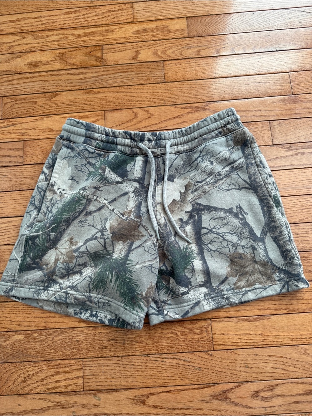 Hollister Men's Camouflage Drawstring Athletic Shorts in Gray and Green